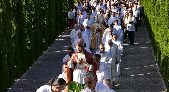 “Radosna vijest” o proslavi blagdana Presvetog Srca Isusova u Košutama i pastirskom posjetu nadbiskupa Barišića